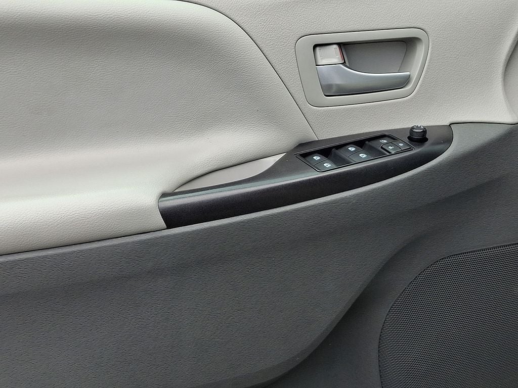 2017 Toyota Sienna LE 7 Passenger