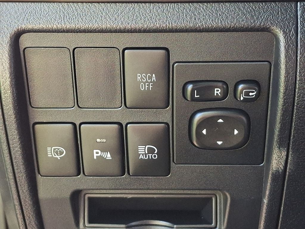 2016 Toyota Land Cruiser Base