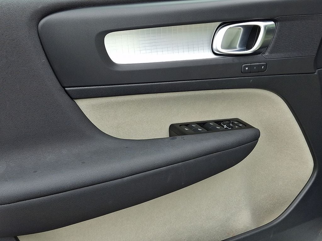 2022 Volvo XC40 Momentum