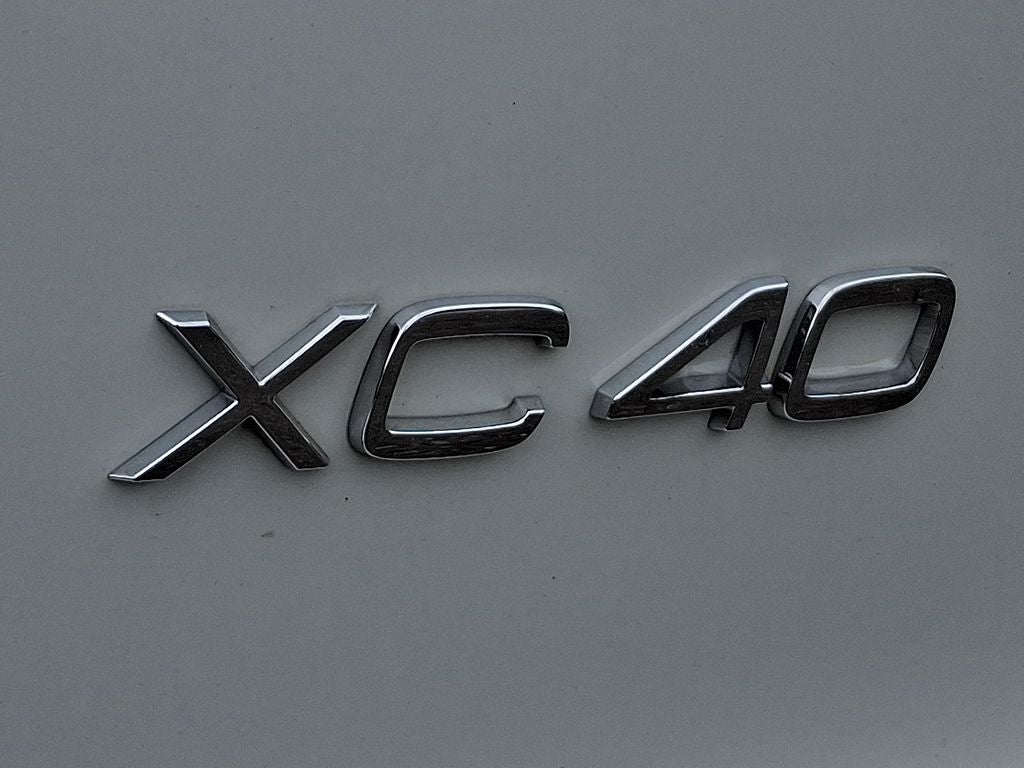2022 Volvo XC40 Momentum
