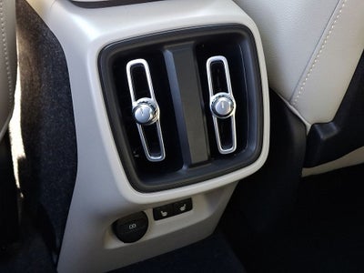 2022 Volvo XC40 Momentum