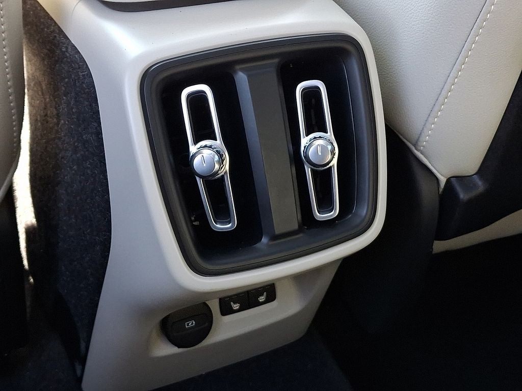 2022 Volvo XC40 Momentum