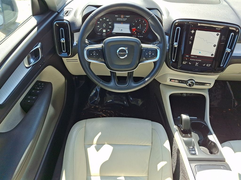 2022 Volvo XC40 Momentum
