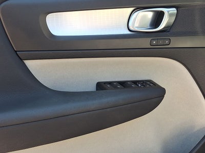 2022 Volvo XC40 Momentum
