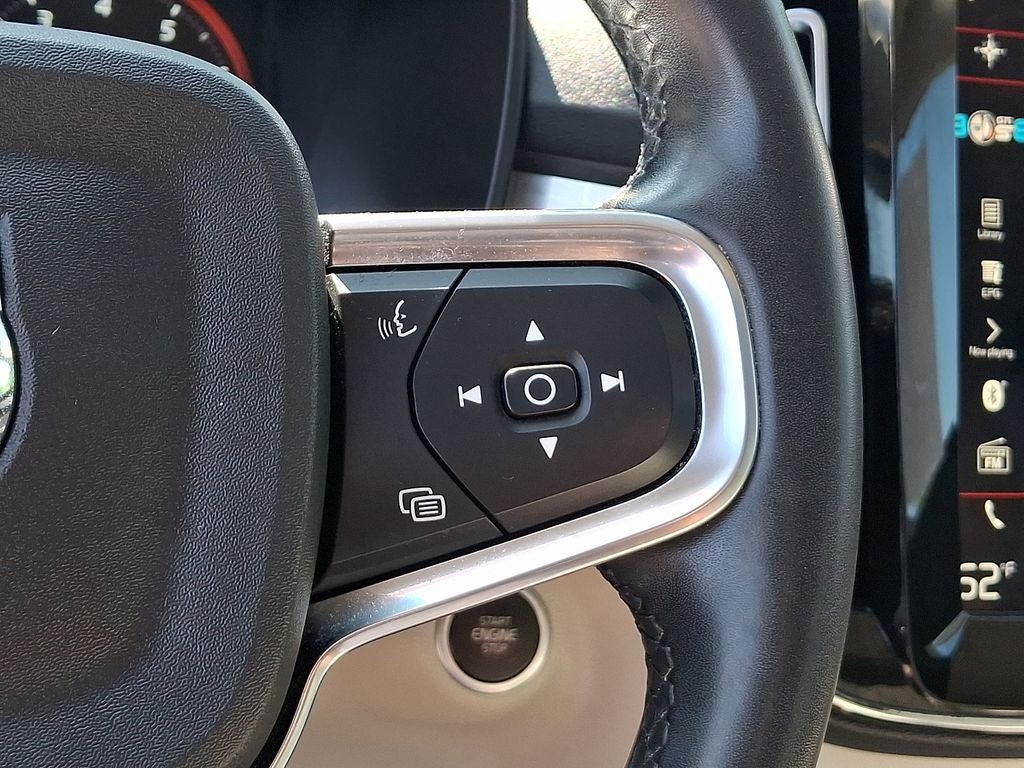 2022 Volvo XC40 Momentum