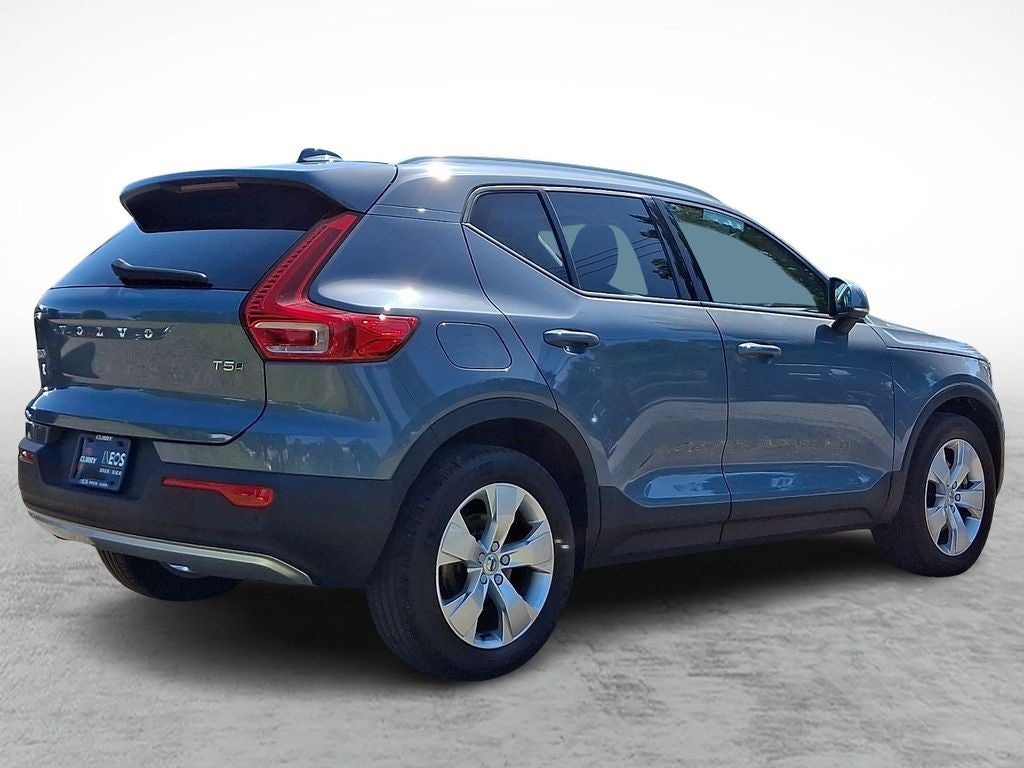 2022 Volvo XC40 Momentum
