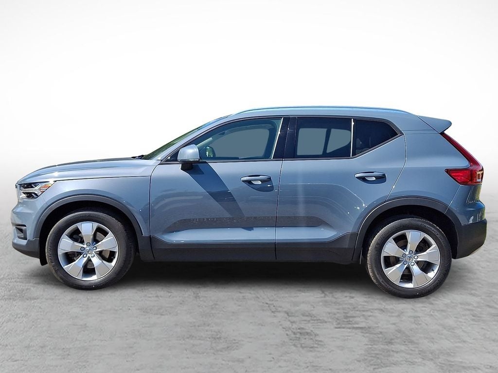 2022 Volvo XC40 Momentum