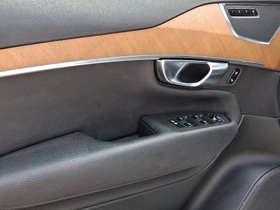 2022 Volvo XC90 T6 Momentum
