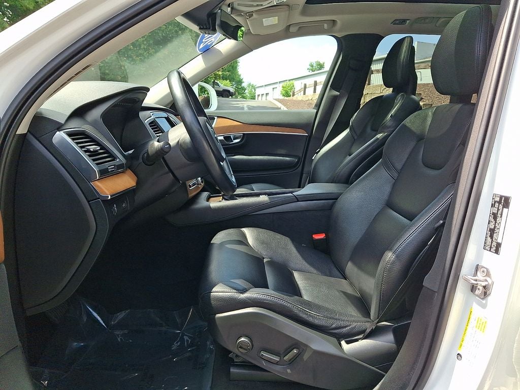 2022 Volvo XC90 T6 Momentum