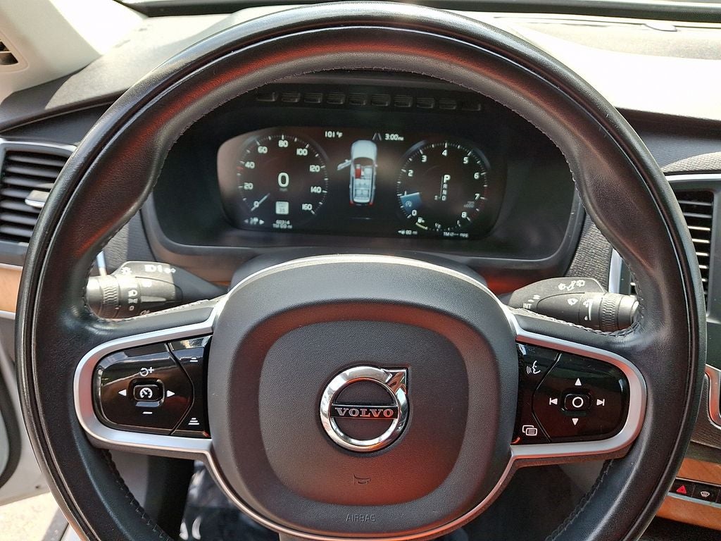 2022 Volvo XC90 T6 Momentum