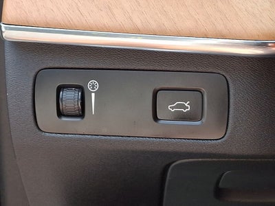 2022 Volvo XC90 T6 Momentum
