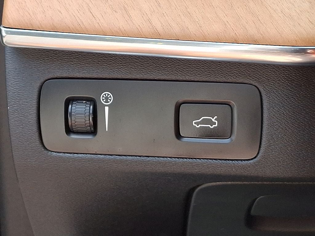 2022 Volvo XC90 T6 Momentum