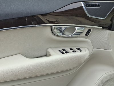 2017 Volvo XC90 T6 Momentum