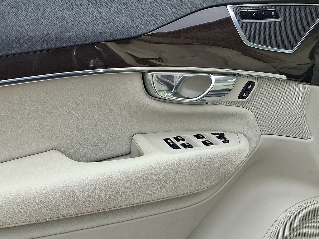 2017 Volvo XC90 T6 Momentum