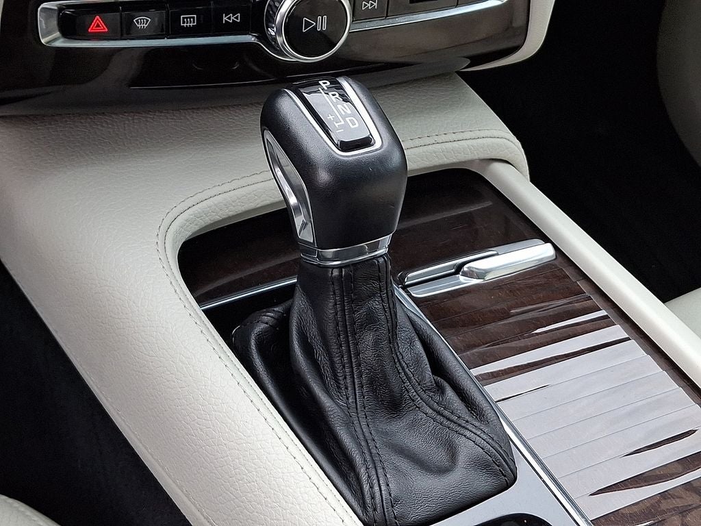 2017 Volvo XC90 T6 Momentum