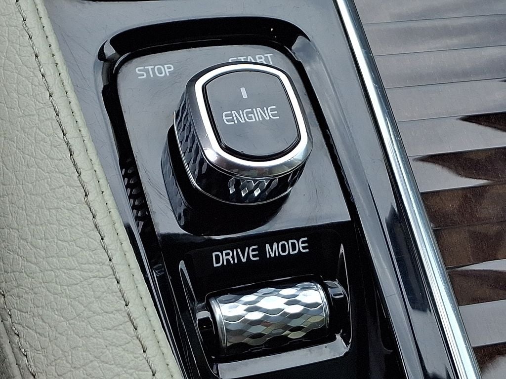 2017 Volvo XC90 T6 Momentum