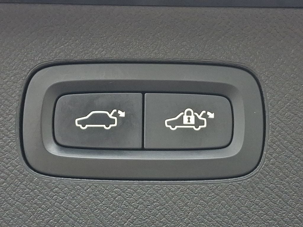 2017 Volvo XC90 T6 Momentum